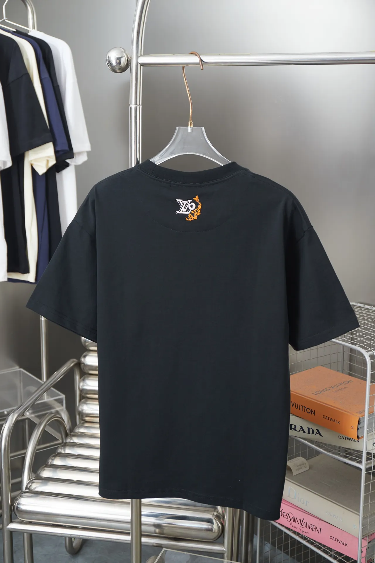 🅿️190 1V 25SS early spring new style Eiffel Tower river pattern short-sleeved, light luxury, essential item for daily commuting for men and women Correct version Welcome to compare Detailed features · 320g 100% pure cotton double yarn jersey fabric · Special thickened 32 pieces of double-strand 1X1 thread in the same vat custom dyeing · Digital direct injection of Eiffel Tower, bridge dyeing, river pattern printing • Turtle back design, letter logo and koi fish 🐟 embroidery · Double-needle stitching across seams · Original main mark, washed tag, branded moisture-proof paper packaging Color: White/Black/Pink Size: S/M/L/XL
